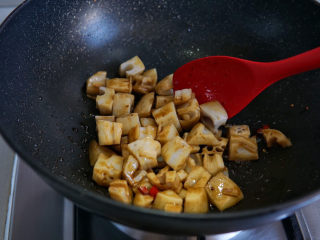 17、糖醋莲藕,翻炒片刻，裹匀糖醋汁，即可出锅。