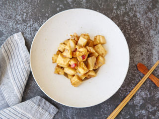 18、糖醋莲藕,酸甜开胃，清脆爽口，入口鲜品尝到香甜的糖醋汁儿，再回味，是藕的清甜味道，都可以作为追剧的小零食，清肺润燥，非常健康美味。