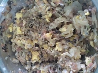 7、冬瓜饺子,鸡蛋炒熟，和冬瓜丝，蛤喇肉都拌入肉馅中，加调味料。