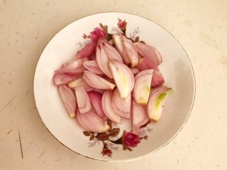 3、杂蔬腊肠炒饼,毛葱切成小片