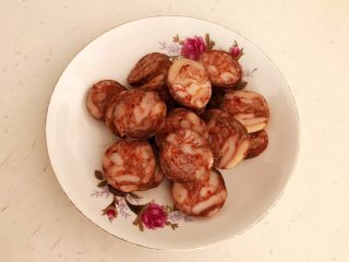 4、杂蔬腊肠炒饼,腊肠切成小片