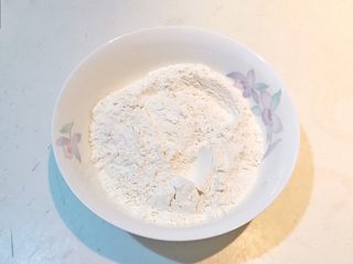 5、杂蔬腊肠炒饼,在大碗里加入干400克高筋面粉