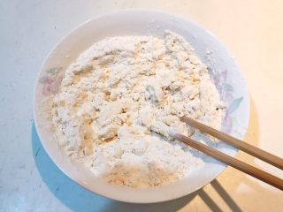 6、杂蔬腊肠炒饼,加入100ml开水烫面,边倒边搅拌,再加入80ml冷水继续和面