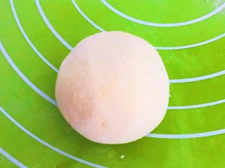 7、杂蔬腊肠炒饼,把面揉成光滑的面团,盖上保鲜膜饧面20分钟