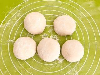 8、杂蔬腊肠炒饼,把饧好的面分成5份