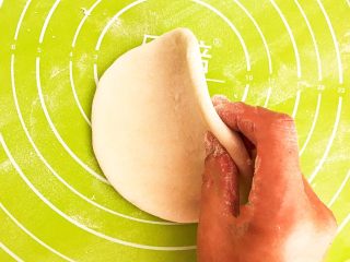 9、杂蔬腊肠炒饼,把面团擀成4㎜厚的饼坯