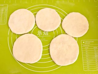 10、杂蔬腊肠炒饼,逐一擀好的饼坯