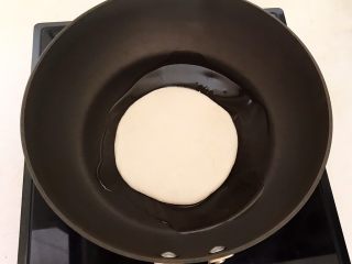 11、杂蔬腊肠炒饼,炒锅烧热后加入1勺玉米油,油温5分热的时候放入饼坯,全程小火烙制