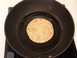 12、杂蔬腊肠炒饼,饼坯一面金黄就翻面