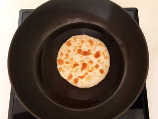 13、杂蔬腊肠炒饼,烤至两面金黄就熟了