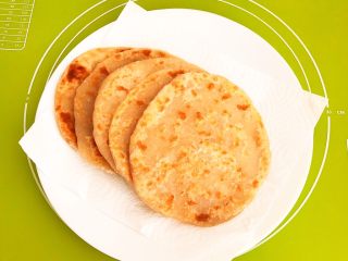 14、杂蔬腊肠炒饼,全部烙熟的烫面饼