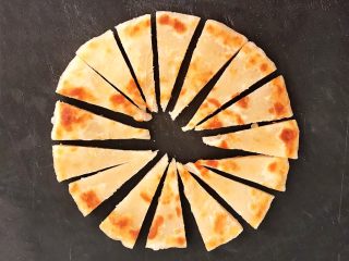 15、杂蔬腊肠炒饼,把饼切成小三角块