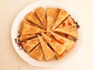 16、杂蔬腊肠炒饼,切好的饼块