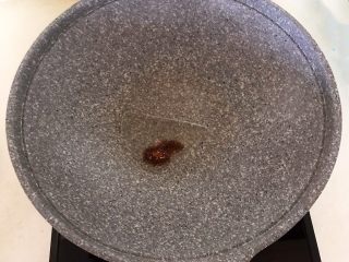 17、杂蔬腊肠炒饼,炒锅烧热后加入1勺玉米油,油烧热后加入2克花椒粉