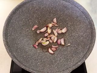 18、杂蔬腊肠炒饼,加入毛葱炒出香味