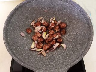 19、杂蔬腊肠炒饼,加入腊肠,炒至腊肠变色