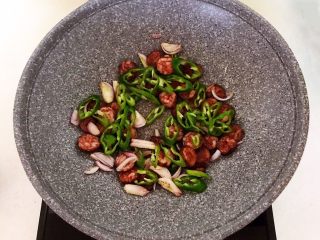 20、杂蔬腊肠炒饼,加入尖椒,翻炒均匀