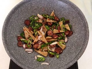 21、杂蔬腊肠炒饼,加入饼块翻炒均匀