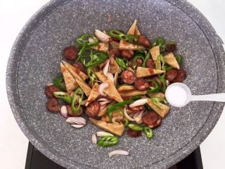 22、杂蔬腊肠炒饼,加入3克精盐调味