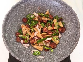 23、杂蔬腊肠炒饼,翻炒均匀即可