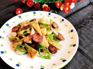 24、杂蔬腊肠炒饼,腊肠炒饼出锅了