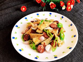 25、杂蔬腊肠炒饼,腊肠炒可以吃了,腊肠鲜香,炒饼口感筋道,还有清脆爽口尖椒,味道超级棒~