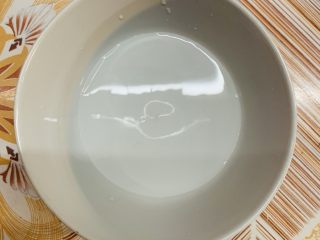 1、芝士肠仔包,小碗准备温水，不超过35℃。