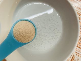 2、芝士肠仔包,加入酵母。