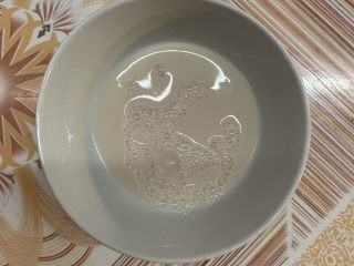 3、芝士肠仔包,搅拌均匀静置2分钟。