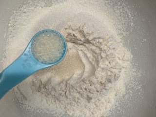 4、芝士肠仔包,盆里放入面粉和白糖。