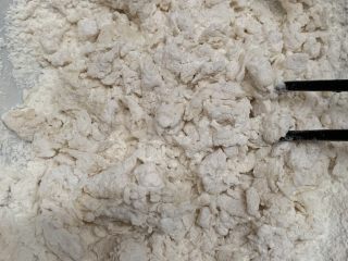 6、芝士肠仔包,筷子搅拌成棉絮状。