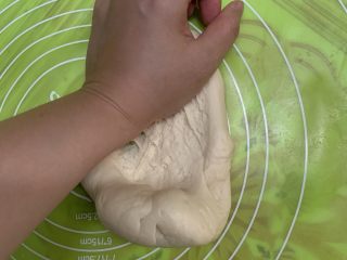 11、芝士肠仔包,整理后再像搓衣服一样揉搓。