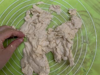 10、芝士肠仔包,拳心用力把面团摁在案板摩擦。