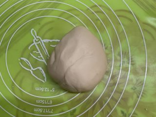 12、芝士肠仔包,整理成团。