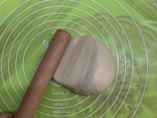 13、芝士肠仔包,今天试试用擀面杖敲出膜来。