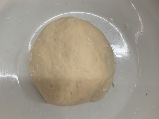 15、芝士肠仔包,没有双手搓洗衣服的手法好用，出粗膜就可以啦，整理成团发酵2倍大。