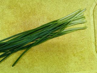 16、芝士肠仔包,葱洗净葱白不要。