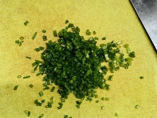 17、芝士肠仔包,切碎。