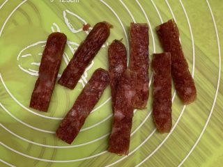 18、芝士肠仔包,腊肠一根分4段。