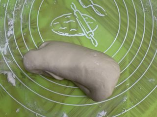 21、芝士肠仔包,面团揉搓排气。