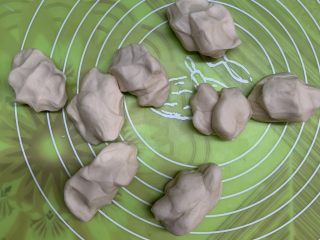 22、芝士肠仔包,分成8小份。