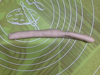 23、芝士肠仔包,取一小份搓长条。