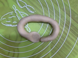 24、芝士肠仔包,一头摁扁。