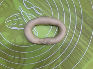 25、芝士肠仔包,把头尾连接起来。