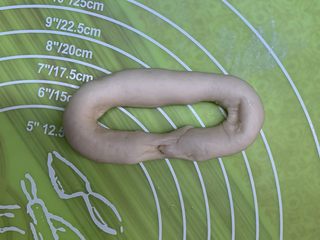 26、芝士肠仔包,整理成椭圆形，可以把腊肠放上去把控面团形状长度。