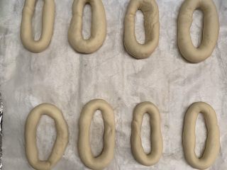 27、芝士肠仔包,放入烤盘二次发酵40分钟。