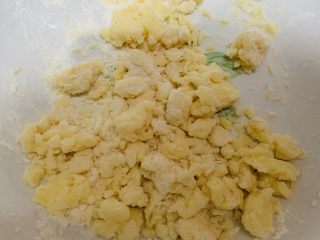 29、芝士肠仔包,准备芝士碎的同时可以去把烤箱预热了，170℃预热8分钟。