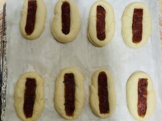 30、芝士肠仔包,把腊肠放面团中间。