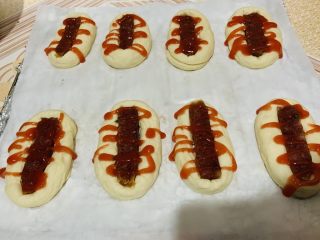 31、芝士肠仔包,淋上番茄酱。