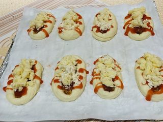 32、芝士肠仔包,加入芝士碎。